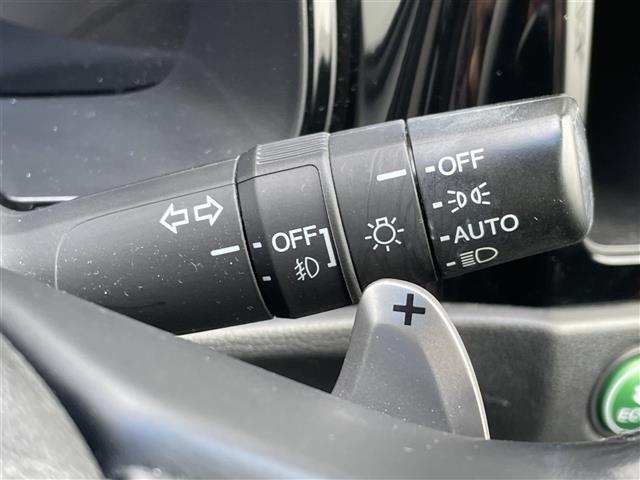 【オートライト（AUTO）】外の明るさをシステムが感知して、自動でヘッドライトが点灯します！ヘッドライトをつけ忘れを防ぐ便利機能です。