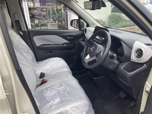内装です。メーカーオプションのプレミアムインテリアパッケージです。ライトグレーのファブリックのハーフレザーシートが車内を優しく彩ります。運転席＆助手席にはシートヒーター付きです。
