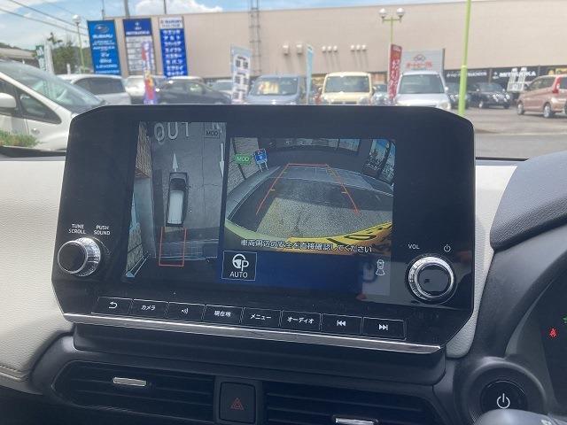 ナビ画面はマルチアラウンドモニターも映し出します。運転席から確認しにくい左側後方など、周囲を確認しながら駐車ができます。