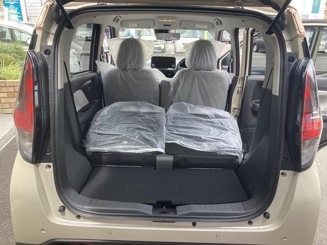 後部席を倒すとリア席全体が広いラゲッジスペースになります。大きい荷物も長い荷物も運ぶことができます。