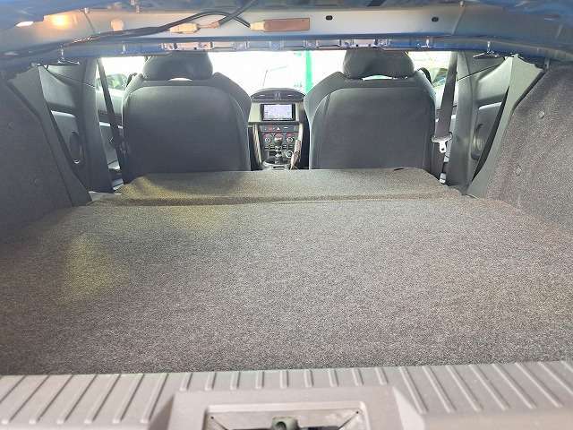 意外に広いトランクルーム！奥行きもあってゴルフバックも積めますし、大きな荷物も収納できます！