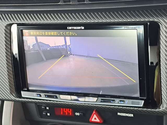 バックカメラがついて後方確認が簡単にできます！苦手としている車庫入れ等も安心して出来ますね！凄く需要の高い装備ですので、最初から付いていれば言う事なしですよね！？