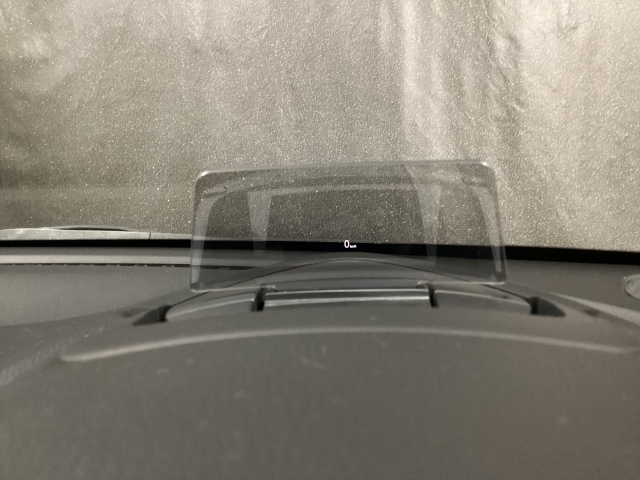 アクティブドライブディスプレイ。エンジンONでメーターフードの前方に立ち上がり、車速やナビゲーションのルート誘導など走行時に必要な情報を表示します。