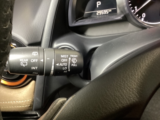 雨の量により自動でワイパーの作動をしてくれるオートワイパーです。