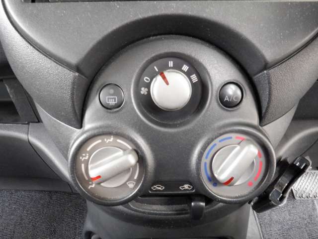エアコンは使いやすいダイヤル式。