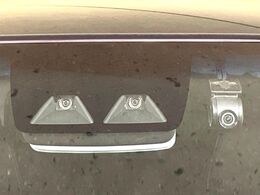 【スマートアシスト】走行中に前方の車両等を認識し、衝突しそうな時は警報とブレーキで衝突回避と被害軽減をアシスト。より安全にドライブをお楽しみいただけます。