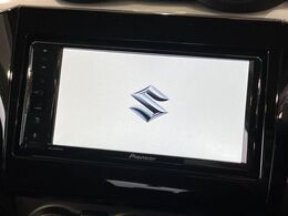 【ディスプレイオーディオ】お持ちのスマホやMP3プレイヤーとの無線接続で音楽再生が可能！コードで繋ぐわずらわしさも無く、手軽にお気に入りの音楽を楽しめます。