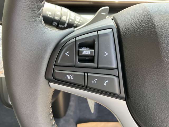 対応している機器を取付けすれば運転中でも手を離さずにオーディオの操作ができる『ステアリングスイッチ』機能があります！