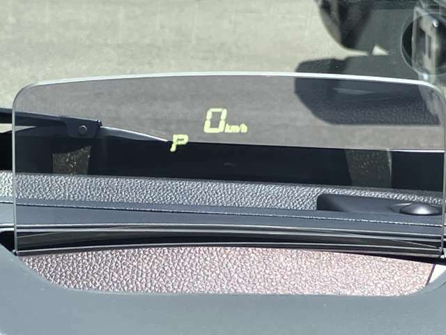 運転席前方のダッシュボード上に『ヘッドアップディスプレイ』を搭載しています！運転に必要な情報がパネルに映るので視点移動を減らし安全運転に貢献してくれます！