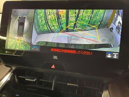 【パノラミックビューモニター】専用のカメラにより、上から見下ろしたような視点で360度クルマの周囲を確認することができます☆死角部分も確認しやすく、狭い場所での切り返しや駐車もスムーズに行えます。