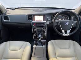 人気のステーションワゴン【V60　D4　クラシック】が入庫いたしました！外装・内装ともに評価高く、レザーシートやパドルシフトも併せてスポーティで高級感のある仕上がりです！もちろん、安全装備も充実♪