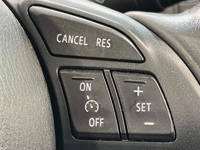【クルーズコントロール】高速道路もラクラク走行。アクセルを離しても一定速度で走行ができ、長距離運転時の負担を軽減！加速・減速も簡単なスイッチ操作で調整できます。