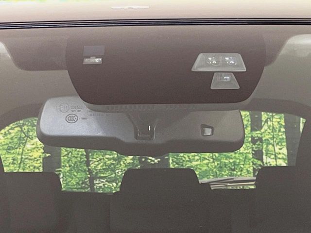 【スマートシティブレーキサポート】低速走行中に前方の車両等を認識し、衝突しそうな時は警報とブレーキで衝突回避と被害軽減をアシスト。より安全にドライブをお楽しみいただけます。