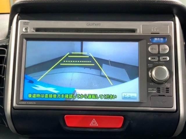 リバースギアに入れるだけで後方の表示へ切り替わります。夜間や雨の日の駐車も楽になりますよ。