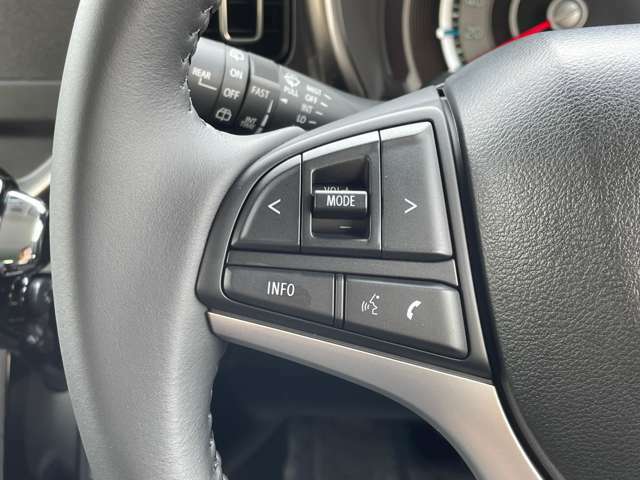 ◆【ステアリングスイッチ】手元のボタンから、オーディオやナビなどの操作ができるので、よそ見をせずに安全に運転に集中できます！