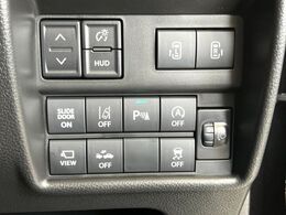 【両側パワースライドドア】スマートキーや運転席のスイッチで後席両側スライドドアの開閉が可能♪電動だから力を入れてドアを開ける必要が無く、小さなお子様でも簡単に開け閉めでき快適です♪