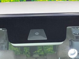 【ホンダセンシング】走行中に前方の車両等を認識し、衝突しそうな時は警報とブレーキで衝突回避と被害軽減をアシスト。より安全にドライブをお楽しみいただけます。