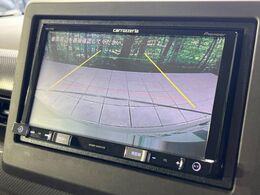 【バックカメラ】駐車時に後方がリアルタイム映像で確認できます。大型商業施設や立体駐車場での駐車時や、夜間のバック時に大活躍！運転スキルに関わらず、今や必須となった装備のひとつです！