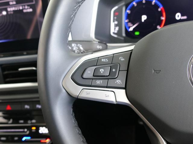 設定したスピードを上限に自動で加減速をし、一定の車間距離を保つ事で長距離運転の疲労を軽減する【ACC】が装備。