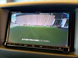 【カラーバックモニター】を装備しております。リアの映像がカラーで映し出されますので日々の駐車で安心安全です。