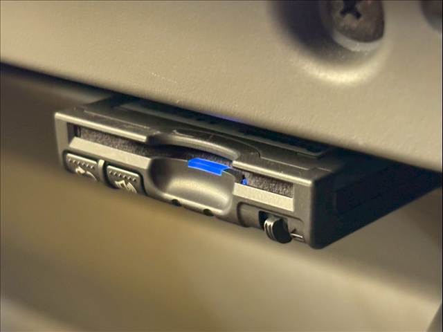 【ETC車載器】を装備しておりますので、ご納車直後からの遠距離ドライブも可能です。土日の利用料金の割引や、朝夕の通行料金を割引料金で高速道路をお楽しみいただけます。