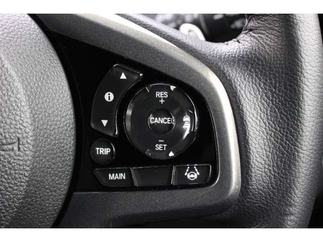 高速道路などでの定速走行を制御するクルーズコントロール。アクセルペダルを踏まずに定速走行できます。