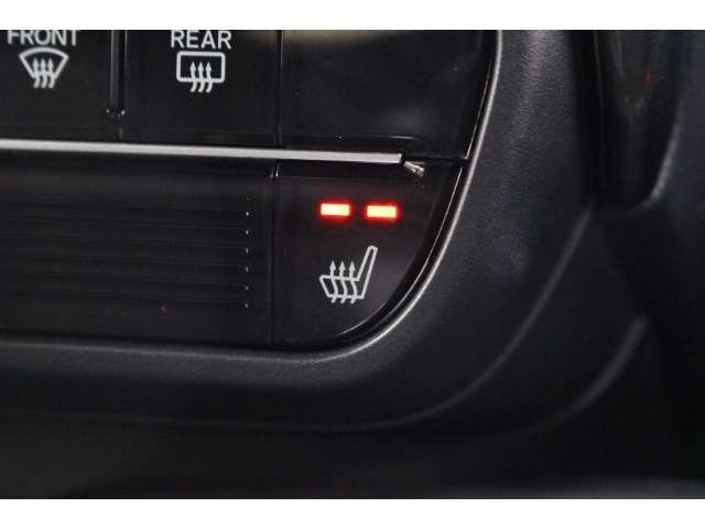 雨の日や早朝などの冷えた車内でも、シートの座面を温め、快適な運転をサポートするシートヒーター付き。