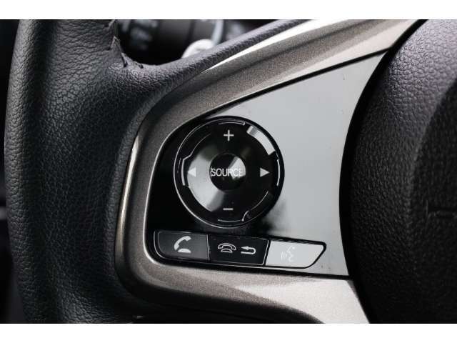 ハンドル左部分でオーディオ操作が可能。そのため、運転中でも目線をずらさずに安全運転♪スマートフォンを接続してハンズフリー通話も可能です。