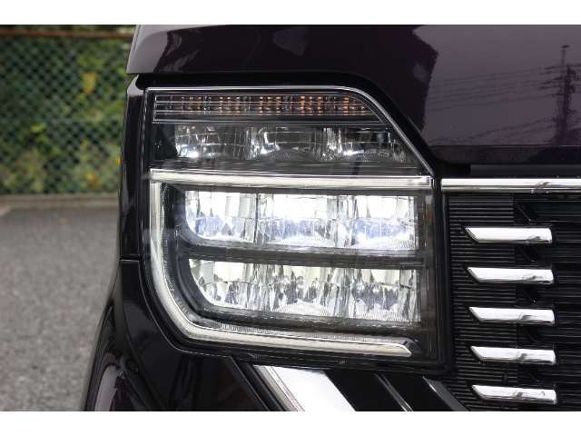 明るく遠くまで照らすLEDヘッドライト。夜道や雨天時の安心感を高めます。