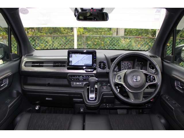 窓枠を細く、ワイパーはフロント/リアともに位置を下げ、より広くすっきりとした視界を確保しました。