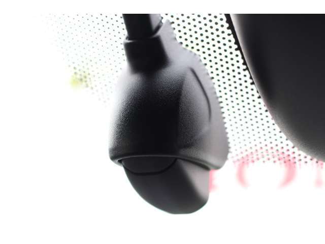 ドライブレコーダーも装備されており、すべてを記録、安心をお届け。いざという時、頼りになるドライブのパートナーです。ドラレコが見守る安全なドライブを♪