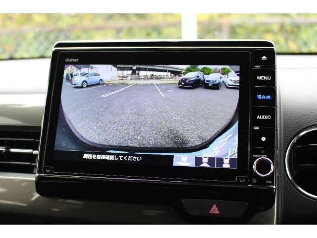 もちろんリアカメラも装備。安心、安全のために駐車時などの後方死角を減らします。また切り替えボタンを操作することで、ノーマルビュー・ワイドビュー・トップダウンビューの切り替えが可能です！