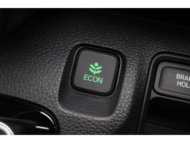 エンジンやエアコンといった、クルマ全体の動きを燃費優先で自動抑制するECONモード。空調など快適性を優先したい時はスイッチを押してOFFに出来ます！