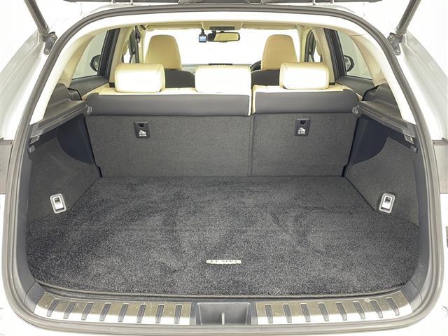 【トランク】積み込みやすくて、たっぷり積める荷室です。シートアレンジできるものは、乗車人数と荷物の量や大きさによってシートを動かすことができるので、より快適なドライブが可能です！
