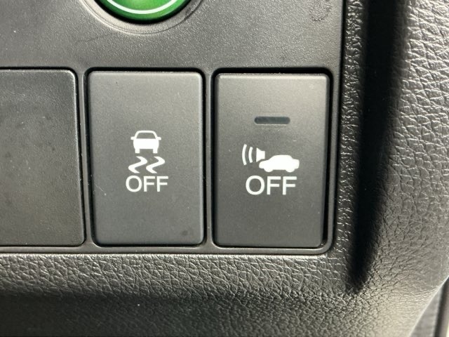 車がカーブの外側へ膨らんだり内側へ巻き込んだりする挙動を防止し安定した走行をサポートする横滑り防止装置、歩行者に車両の接近を知らせ注意を促す車両接近通報装置付きです！
