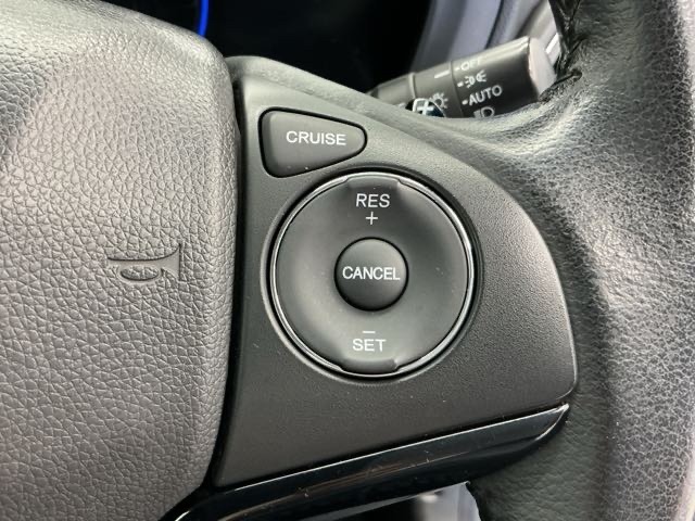 アクセルから足を離しても設定したスピードを保ち走行し、高速道路での疲労軽減に役立つクルーズコントロール付きです！