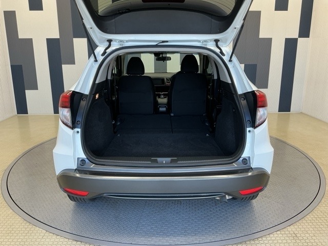 リアシートを倒すことでほぼフラットの状態となります。スペースを広く有効にご活用いただけます。