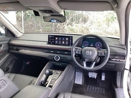 ご覧のように、視界が広く運転しやすいように設計されています。また、デュアルフルオートエアコンで快適です。