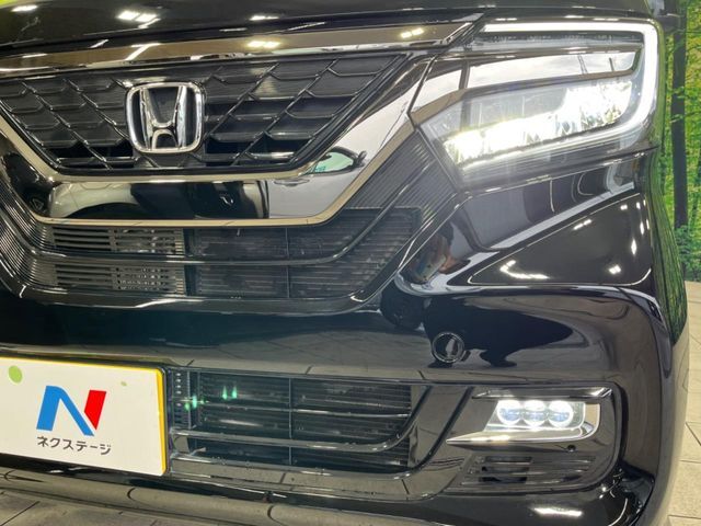 【LEDヘッドライト】悪天候や夜間走行時も良好な視界を確保し安心して運転できる高輝度LEDヘッドライトを装備！点灯速度が早く、消費電力も抑えられています。