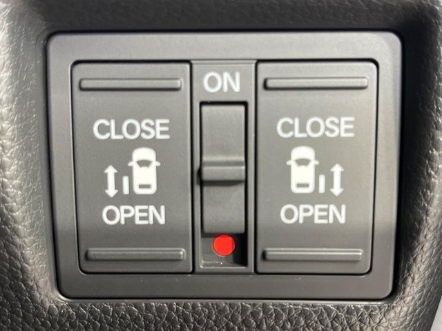 【両側パワースライドドア】スマートキーや運転席のスイッチで後席両側スライドドアの開閉が可能♪電動だから力を入れてドアを開ける必要が無く、小さなお子様でも簡単に開け閉めでき快適です♪