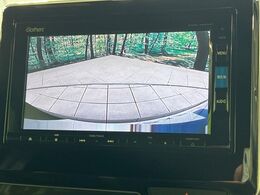 【バックカメラ】駐車時に後方がリアルタイム映像で確認できます。大型商業施設や立体駐車場での駐車時や、夜間のバック時に大活躍！運転スキルに関わらず、今や必須となった装備のひとつです！