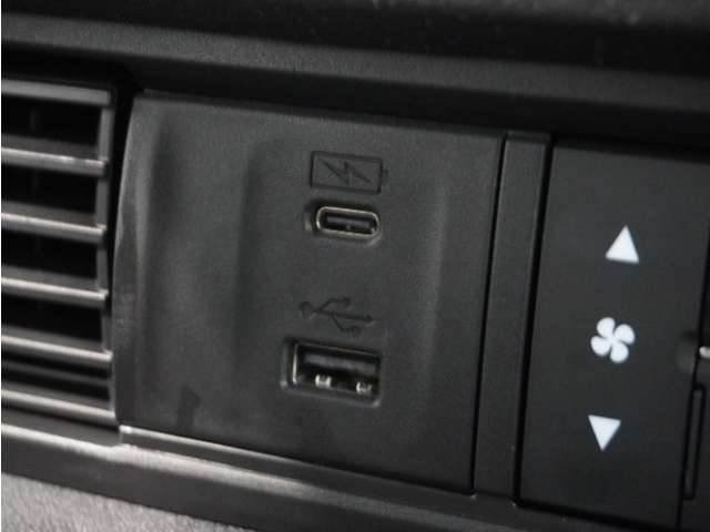 【USBジャック】充電をスマートに。スマートフォンやタブレット、携帯ゲーム機などの充電が可能。