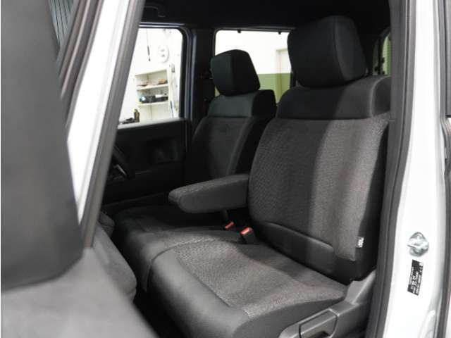 【フロントシート】からだを包みこむような形状でホールド感があり、ロングドライブでも疲れにくいシート。後ろの席のゆとりも考えた背面形状など、機能を踏まえながらスマートなデザイン！