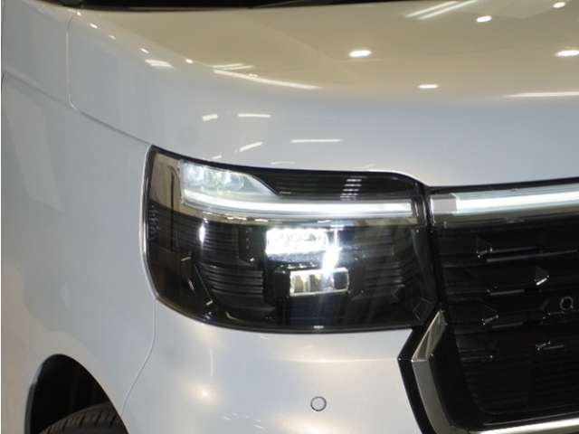 【LEDヘッドライト】省電力で、明るく遠くまで照らし、夜道や雨天などの走行の際、安心感を高めます。オートライト機構で周囲の明るさを感知し、自動で点灯、消灯します。