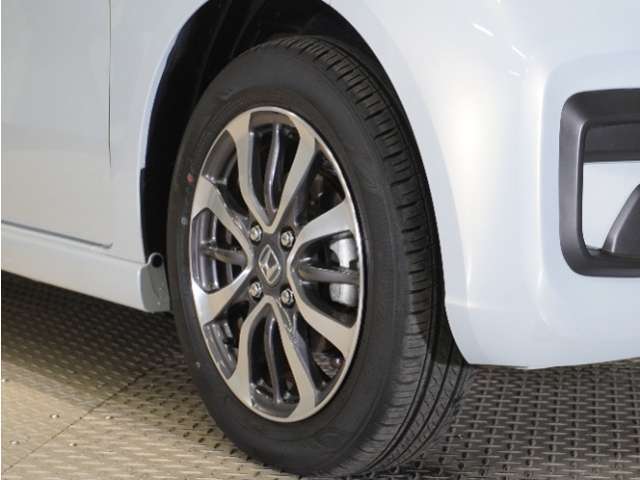 認定中古車では、厳しいHonda認定基準をクリアした厳選されたHonda認定中古車のみ、取り扱っております。「ご購入前の安心」「納車後の信頼」を車両と一緒に提供しております。