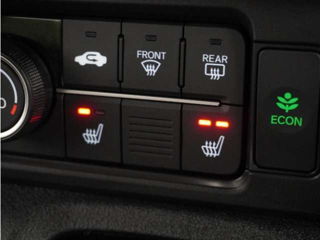 【シートヒーター】寒い日も、心地よく過ごせる空間を。温度調節が可能です。