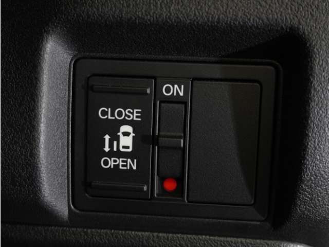 【パワースライドドア】車外・車内のドアハンドルからはもちろん、運転席スイッチやリモコンキーからも開閉操作が可能。挟み込み防止機能もあり、お子さまの乗り降りも安心。