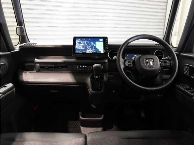 【室内】シートや内装各部への徹底した清掃を実施。