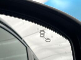 【ブラインドスポットインフォメーション】走行中、ドアミラーの死角になりやすい箇所に後続車が接近するとサイドミラー付近に警告を表示、ドライバーに注意喚起をしてくれます。