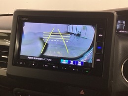 リバースギアに入れるだけで後方の表示へ切り替わります。夜間や雨の日の駐車も楽になりますよ。